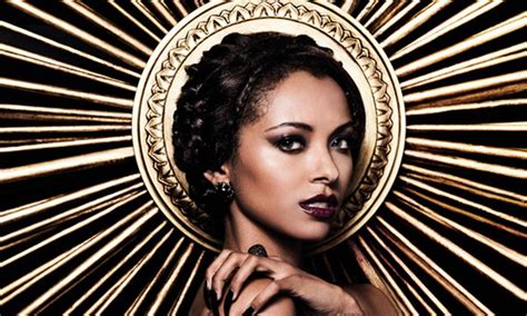 Kat Graham très sexy en Une de Vanity Fair pour son。